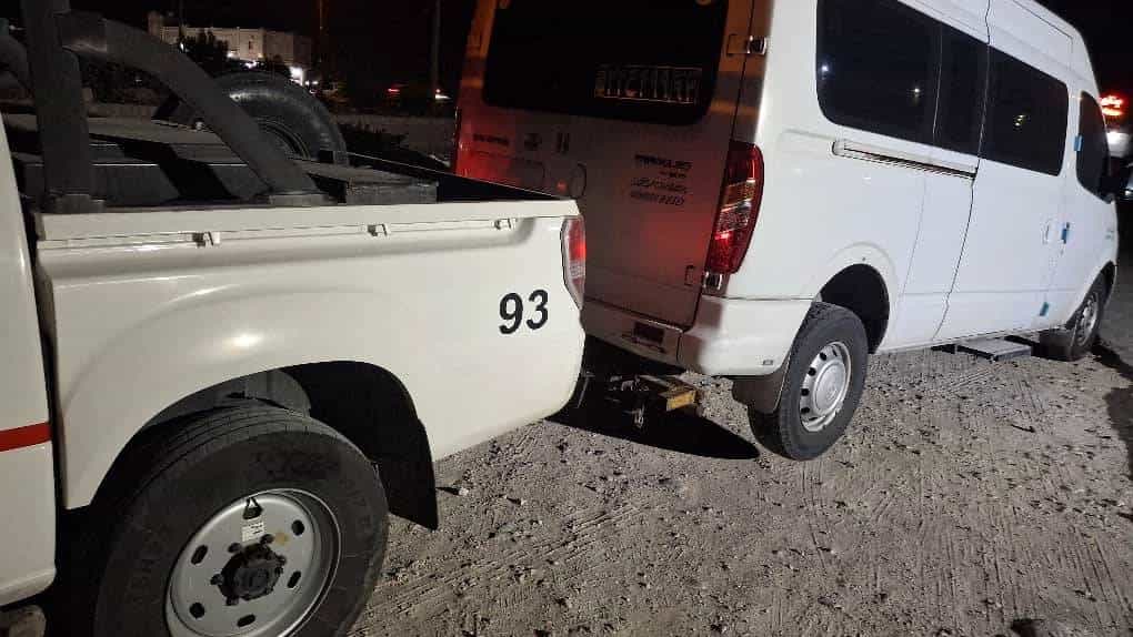 Asalouye'de hızlı servis ile araç taşıyıcı ve araç çekici